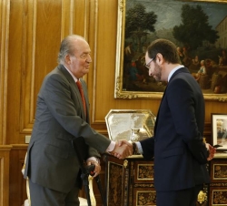 Su Majestad el Rey recibe el saludo del Alcalde de Vitoria-Gasteiz, Javier Maroto Aranzábal